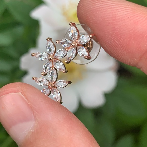 Flowers cubic zirconia earrings - Picture 3 of 4